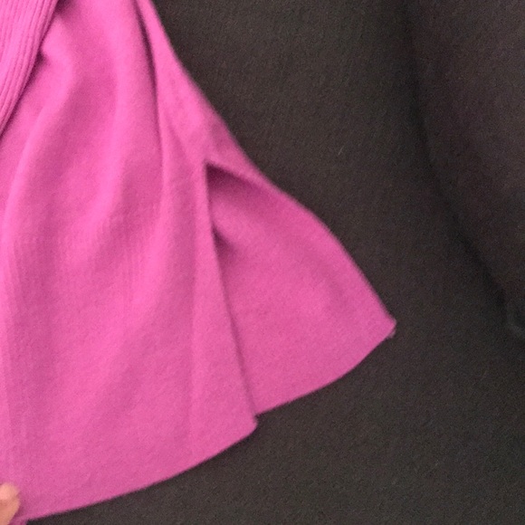 Gap turtleneck size XS.  Fuschia color - Picture 3 of 5